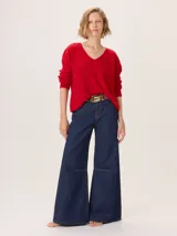 Pantalon de corte ancho y holgado, confeccionado en mezcla de algodón, viscosa y lino. Presenta costuras decorativas, pinzas debajo de la rodilla, bordado de monograma en el bolsillo delantero y pespuntes a contratono.