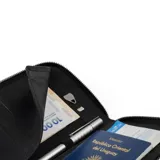 Portapasaporte de cuero genuino con acabado texturizado y cierre perimetral. Cuenta con tecnología de protección anticlonación, capacidad para dos pasaportes, seis tarjetas, efectivo y documentos de viaje.