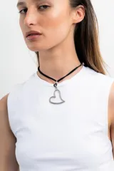 Gargantilla negra con dije de corazón plateado.