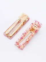 Set de dos broches rectangulares para el pelo con diseño de carey en tonos crema y blanco, y gancho dorado.