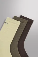 Pack de tres pares de calcetines deportivos de media caña en tonos neutros (gris claro, gris oscuro y negro), tejidos en mezcla de algodón con diseño acanalado y detalle de texto en el empeine.