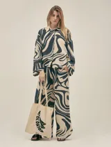 Conjunto de camisa y pantalón de lino color verde con estampado de flores blancas. La camisa es de manga larga y corte holgado.