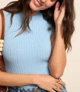Musculosa de viscosa con textura acanalada, cuello redondo y abertura cruzada en la espalda.