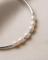 Pulsera de plata 925 semirrígida, con una línea central de perlas de río en la parte superior.