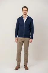 Overshirt de punto color azul marino, con cuello tipo polo, cierre frontal completo y dos bolsillos frontales tipo parche.