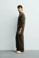 Jersey de punto con mezcla de lana y cashmere, de corte regular fit, cuello redondo y manga larga con acabados en rib.