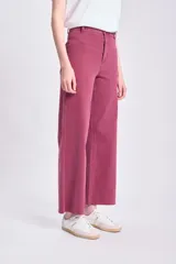 Pantalón de jean ancho color bordó.