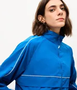 Campera deportiva Get Over de microfibra color azul, con diseño oversized, gola alta, cierre frontal y detalles de líneas en contraste. Cuenta con bolsillos frontales, puños elastizados y dobladillo con cordón ajustable.