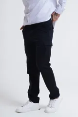 Pantalón cargo negro de corte recto con bolsillos laterales y traseros con solapa.