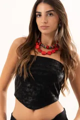 Top strapless de cuerina negra con diseño estilo corset y terminación en punta en la parte frontal. Cuenta con cierre en la parte posterior.