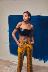 Pantalón de tiro medio confeccionado en cuero con estampado de serpiente, de corte recto levemente entallado y con bolsillos delanteros aplicados.