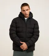 Campera puffer deportiva Get Over, color negro, con capucha, cierre frontal por cremallera y puños elásticos. Diseño acolchado sin costuras visibles.