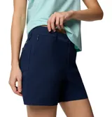 Short azul marino Columbia Leslie Falls II para mujer, de tiro medio con tecnología avanzada de repelencia Omni-SHIELD, bolsillos laterales con cierre y trabillas para cinturón.