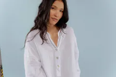 Camisa blanca de lino con escote en V y bordado multicolor.