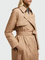 Gabardina de plumas color beige, con capucha, cierre frontal con botones y cinturón ajustable.