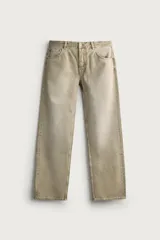 Jeans straight fit de color beige con efecto lavado, tiro medio, diseño de cinco bolsillos y cierre frontal con botones.