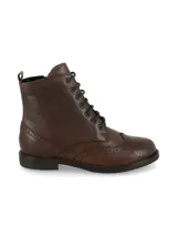 Botineta acordonada de cuero napa color marrón oscuro, con diseño estilo Oxford y detalles brogue en la puntera y los laterales.