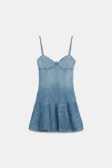 Vestido mini de denim con escote corazón, tirantes finos ajustables y falda acampanada con volante en el bajo.