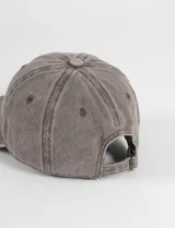 Gorro tipo cap color marrón con bordado frontal en rojo que dice "no inspiration today sorry".