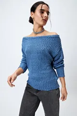 Sweater blanco de punto texturado y calado, con cuello amplio y fit relajado.