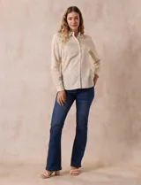 Camisa a rayas verticales color crema y blanco, marca Alex & Jordan. Cuello con solapa, abertura central con botones y bolsillo aplicado en el pecho.