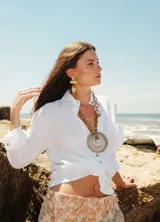 Collar de cadena de eslabones plateados con un dije central de piedra ágata natural en tono fucsia intenso con centro geoda.