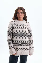Buzo de punto con diseño de jacquard geométrico en tonos beige y marrón oscuro, cuello redondo y puños acanalados.
