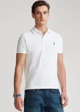 Remera polo Ralph Lauren de algodón blanco, corte custom slim fit, manga corta, cuello con solapa y cierre frontal de dos botones. Cuenta con el logotipo de la marca bordado en el pecho.
