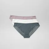 Pack de tres braguitas de algodón con detalles de encaje en los bordes. Incluye una braguita gris oscuro, una blanca y una lila.