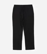 Pantalón de sastrería color negro, de corte recto y fluido. Presenta cintura estructurada con trabillas, cierre frontal con botón y cremallera, pliegues delanteros y bolsillos laterales funcionales.