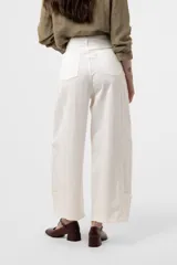 Pantalón gris oscuro de pierna amplia y tiro alto, con calce relajado, recortes y bolsillos cargo en la parte inferior.