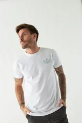 Remera blanca de manga corta con cuello redondo y estampado en la espalda de una foto del puente Golden Gate.