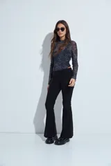 Body de mangas largas con cuello alto, confeccionado en tejido de tul semitransparente con estampado animal print en tonos grises y negros.