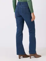 Jean de tiro alto con corte bootcut, ajustado en cadera y muslos con una sutil apertura desde la rodilla. Presenta diseño clásico de cinco bolsillos, cierre con botón y costuras en contraste. Su diseño posterior incluye costuras estratégicas para un efecto de realce en la silueta.