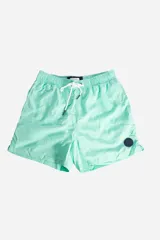Short de baño liso color verde agua, con cintura elástica y cordón ajustable. Tiene dos bolsillos laterales, un bolsillo trasero y logo bordado.