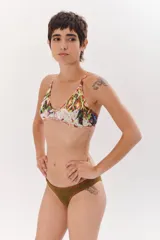 Conjunto de bikini azul con tiras cruzadas en la espalda y bordado de collareta a contratono.