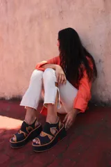 Sandalias con plataforma color azul con tiras cruzadas color camel.