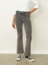 Jean de corte oxford con efecto lavado ácido en color gris oscuro. Presenta tiro medio, cierre frontal con botón y bolsillos laterales y traseros.