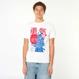 Remera blanca de manga corta con cuello redondo y estampado frontal con temática japonesa que incluye un samurai, un sol rojo y caracteres en japonés.