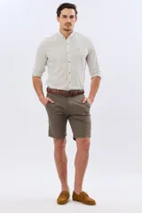 Bermuda clásica azul marino confeccionada en gabardina liviana de algodón con elastano, de corte recto y diseño liso.