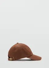 Gorro tipo gorra marrón con visera curva, cierre regulable metálico y diseño de seis paneles en tejido de algodón.