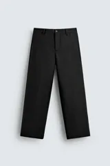Pantalón de traje corte straight fit confeccionado en tejido mezcla de lana. Presenta cierre frontal con cremallera y botón, bolsillos laterales y bolsillos traseros de vivo.
