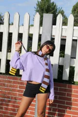 Remera de manga larga color azul marino con cuello redondo en contraste amarillo. Presenta un pequeño bordado en el pecho.