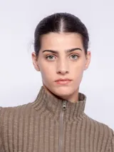 Top negro de manga larga con cuello alto y cierre frontal.