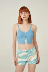 Top amarillo de breteles finos, confeccionado en poliéster de punto canalé, corte al cuerpo, con botones y cuello en V.