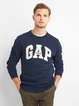 Buzo Gap de cuello redondo y manga larga, color azul marino, con el logo clásico de la marca en grandes letras aplicadas en el pecho.