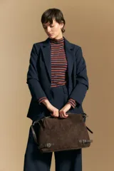 Blazer de corte sastrero con solapas clásicas y estructura definida. Presenta un diseño versátil con silueta ligeramente oversized, ideal para un estilo sofisticado y atemporal.