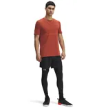 Remera deportiva Under Armour de manga corta color naranja, con cuello redondo y diseño sin costuras con paneles de malla estratégicamente ubicados. Cuenta con el logotipo de la marca impreso en el pecho.