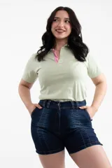 Remera tipo polo de manga corta, color verde claro, con cuello y solapa de apertura en color rosado.