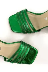Sandalias de cuero verde metalizado con taco bloque y pulsera con hebilla.